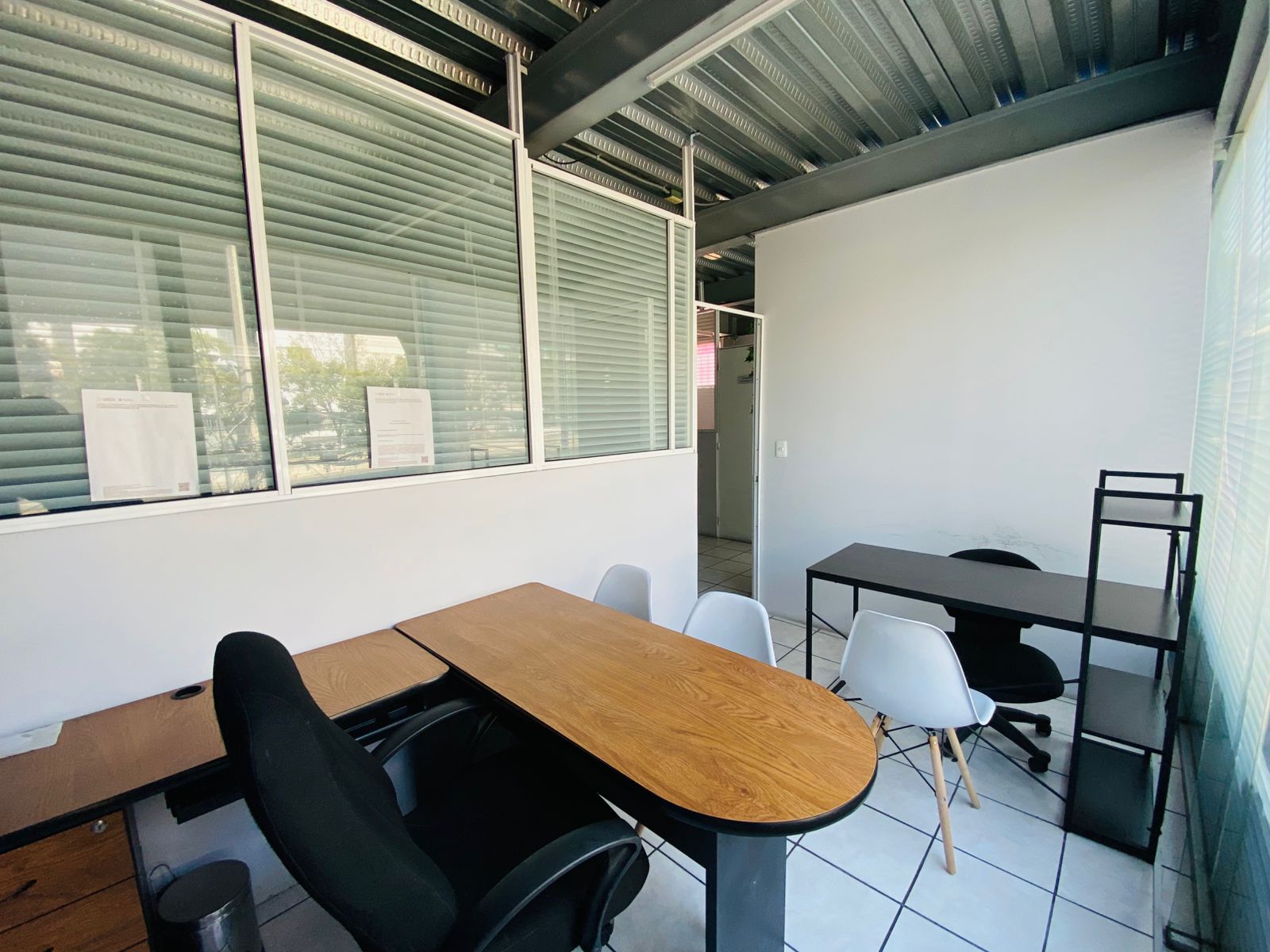 Oficina con mobiliario en renta - Inicia de inmediato